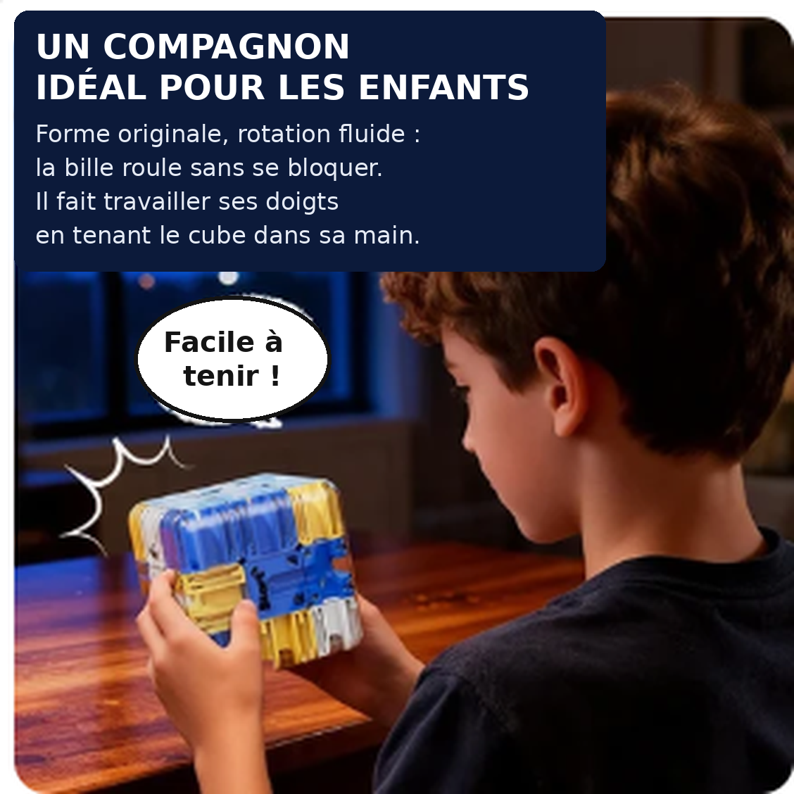 Garçon concentré qui joue avec le cube labyrinthe 3D